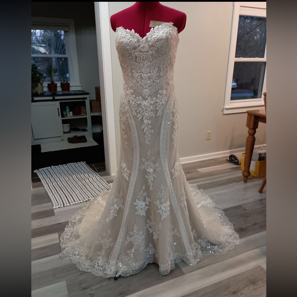 ***SOLD*** Justin Alexander Lace Wedding Gown